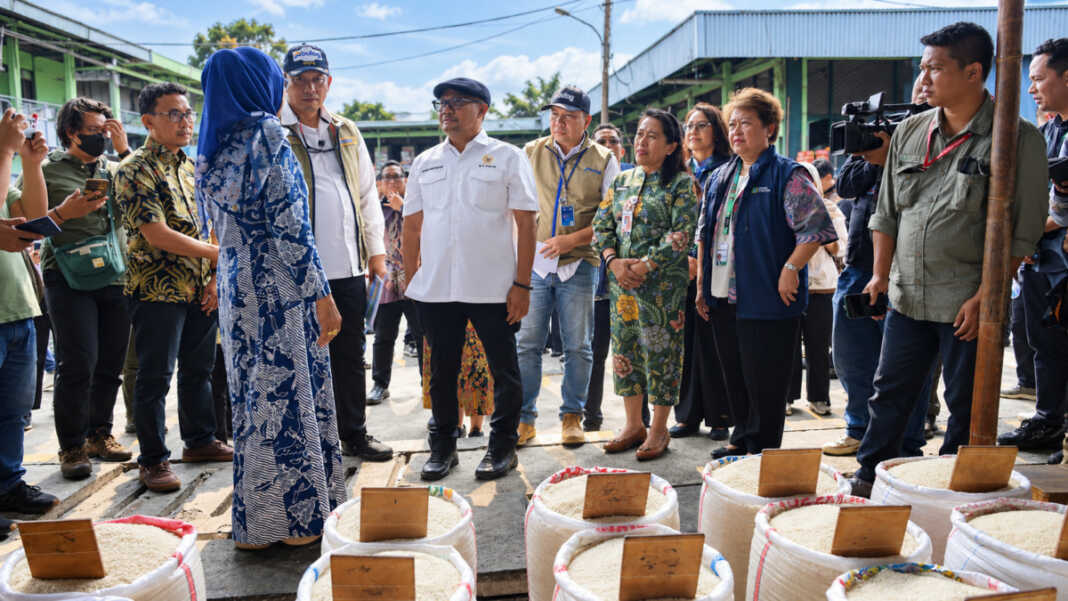 Pedagang Pasar Induk Beras Cipinang berdialog dengan Dirut Bulog Ahmad Rizal Ramdhani, Jumat (2/10/2026), terkait ketersediaan beras di pasar tersebut.