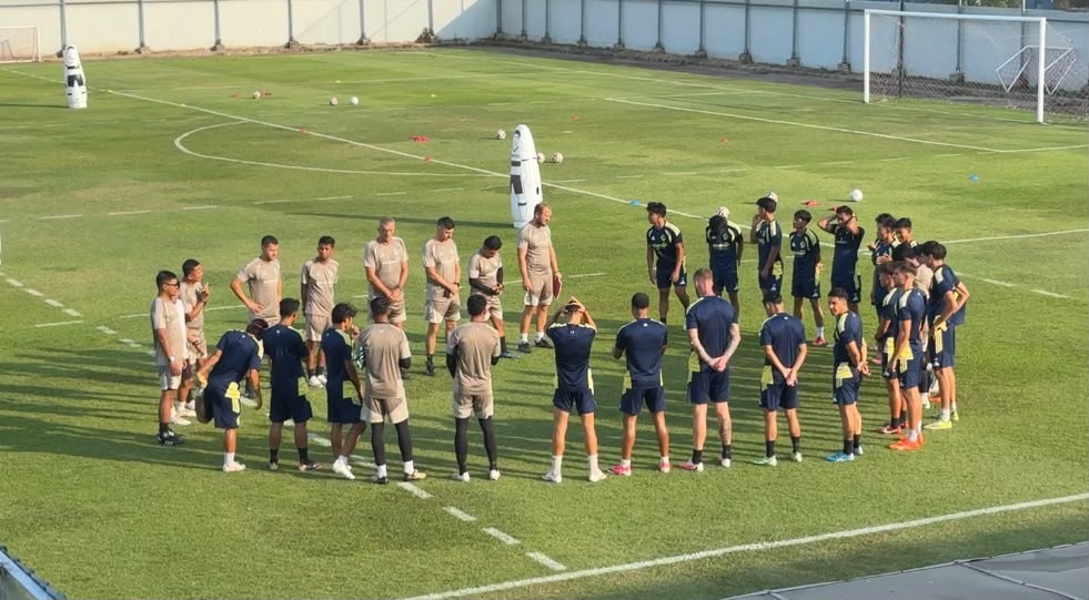 Doa bersama tim PSM Makassar saat menggelar latihan terbuka di Stadion Kalegowa, Gowa, Senin (5/10/2026)