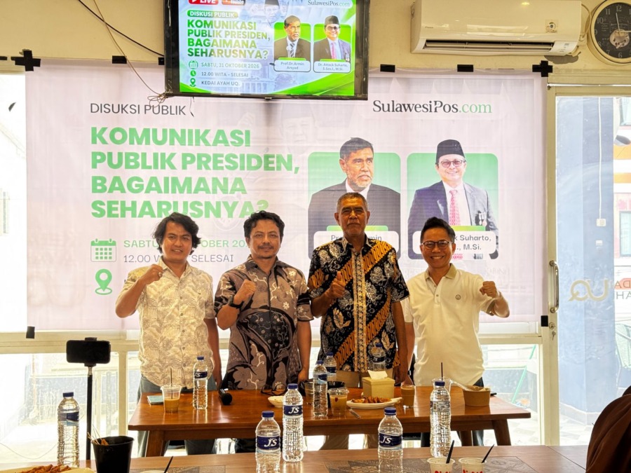 Foto bersama dalam diskusi publik SulawesiPos.com dengan tema Komunikasi Publik Prabowo, Bagaimana Seharusnya? di Kedai Ayah UQ, Sabtu (31/10/2026).