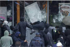 Sejumlah demonstran memecahkan kaca etalase sebuah toko di Paris pada 17 Oktober 2026. (Foto: AFP/Geoffroy Van der Hasselt).