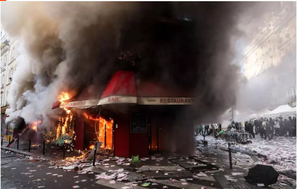 Restoran “La Barrique” terbakar saat demonstrasi menentang mahalnya biaya hidup di Paris pada 17 Oktober 2026. (Foto: AFP/Kiran Ridley).