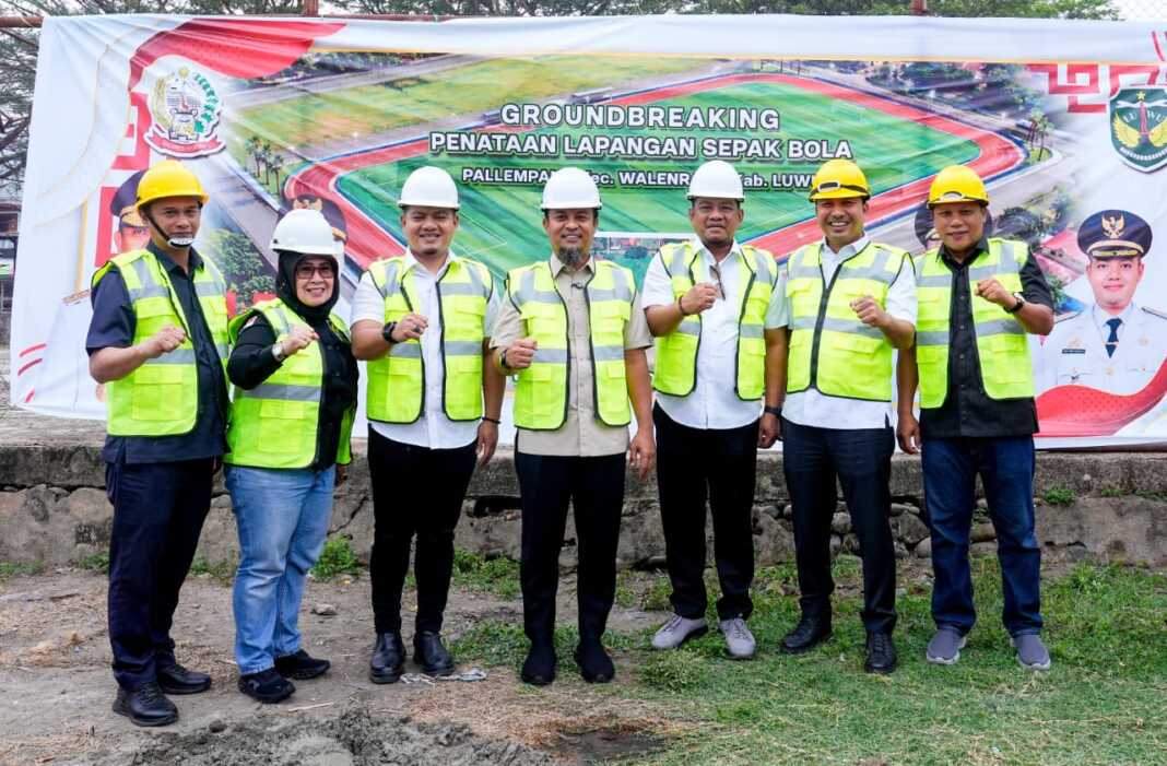 Gubernur Sulawesi Selatan Andi Sudirman Sulaiman melakukan peletakan batu pertama (groundbreaking) proyek revitalisasi Lapangan Sepak Bola Pallempang