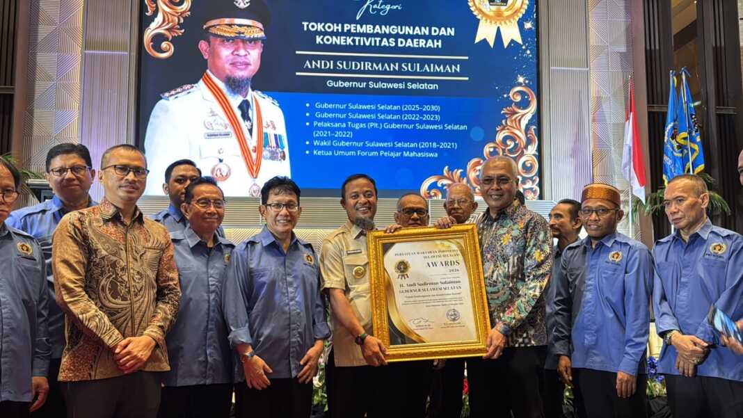 Gubernur Sulsel Andi Sudirman Sulaiman memberikan satu motor listrik dan tiga gerobak usaha kepada IKWI Sulsel untuk mendukung ekonomi keluarga wartawan