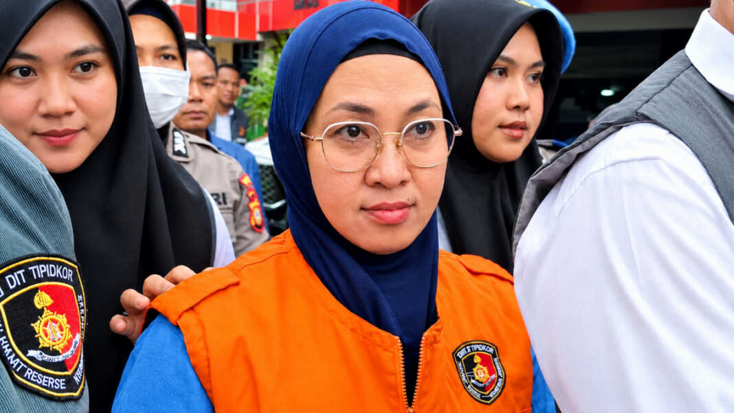 Mantan Bupati Gowa, Sitti Husniah Talenrang, resmi ditahan di Rumah Tahanan (Rutan) Polda Sulawesi Selatan, Makassar, pada Senin (26/10/2026). Penahanan ini dilakukan usai dirinya menjalani pemeriksaan intensif sebagai tersangka dalam kasus dugaan pemerasan, pungutan liar, gratifikasi pengurusan Persetujuan Bangunan Gedung (PBG), serta tindak pidana pencucian uang (TPPU) di lingkungan Pemerintah Kabupaten Gowa periode 2025 hingga 2026.