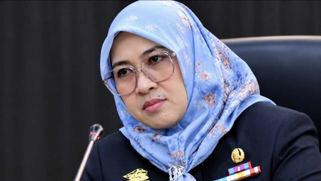 Mantan Bupati Gowa Sitti Husniah Talenrang kembali ditetapkan sebagai tersangka oleh Polda Sulsel dalam kasus keterangan palsu di bawah sumpah dan penggelapan dokumen terkait persidangan perceraian. Penyidik Ditreskrimum Polda Sulawesi Selatan menetapkan status itu sejak Selasa (27/10/2026), sedangkan Polda Sulsel mengonfirmasinya pada Jumat (30/10/2026).