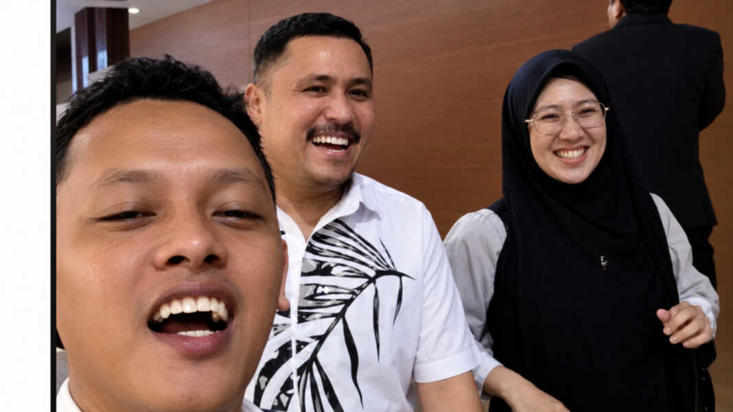 Bupati Gowa bersama pengacaranya seusai menjalani pemeriksaan di Mabes Polri, Jakarta, Kamis (1/10/2026) malam.