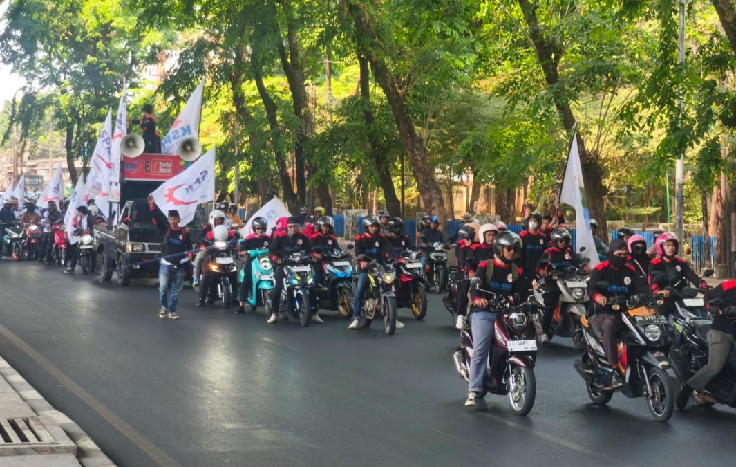 konvoi Massa FSPMI Sulsel menuju Kantor DPRD Sulsel di Jalan AP Pettarani, Makassar.