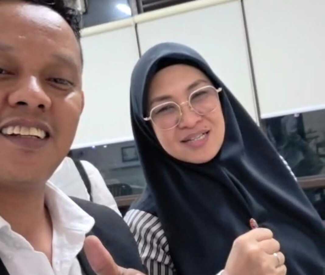 Bupati Gowa Husniah Talenrang, tersangka kasus pemerasan pengurusan PBG, didampingi kuasa hukumnya meninggalkan Gedung Bareskrim Polri.