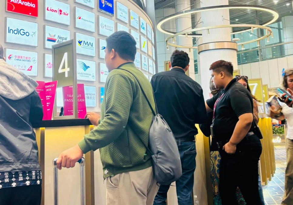 Penerbangan jamaah umrah PT Randa Azzahra Alharmain delay dari Kuala Lumpur ke Jeddah.