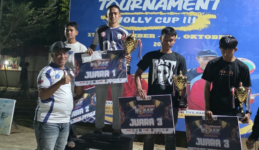 SMAN 5 Bone juara turnamen bola voli putra dan putri