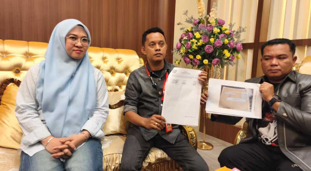 Bupati Gowa Husniah Talenrang didampingi kuasa hukumnya, memperlihatkan foto dokumen surat pemberitahuan dari MA yang nyasar di kantor Pengadilan Agama Sungguminasa