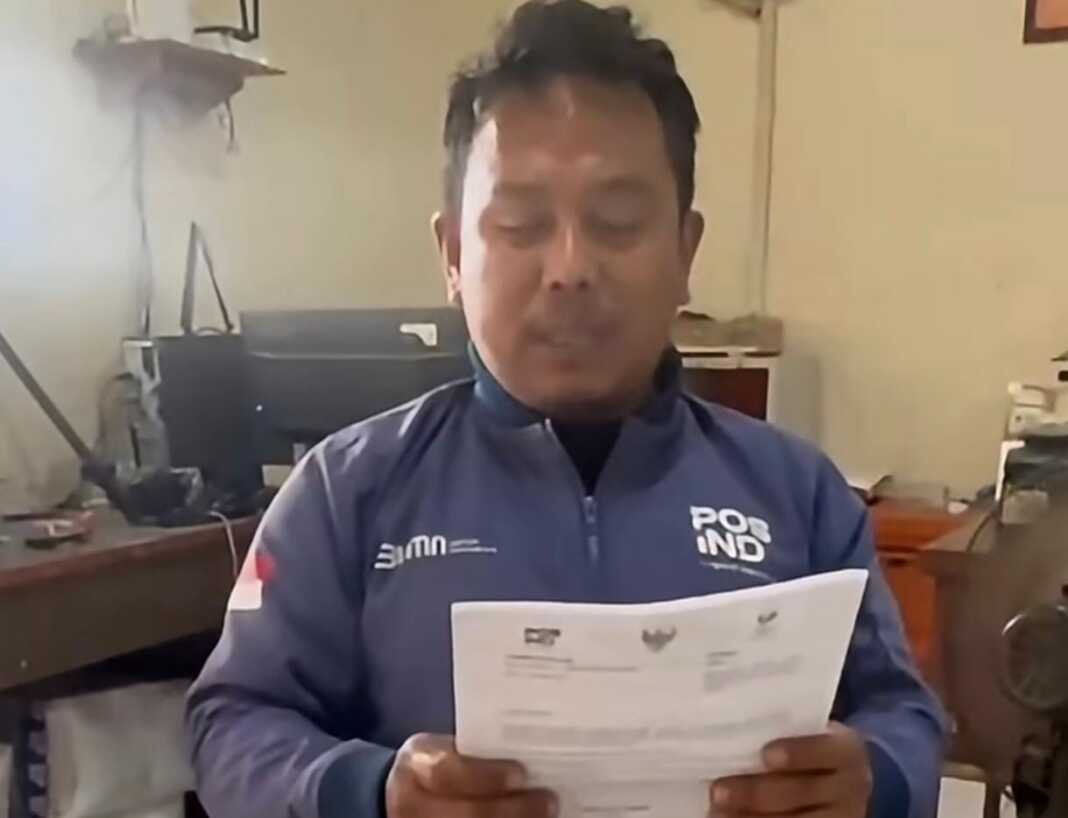 Kepala Kantor PT Pos Indonesia Sungguminasa, Kab. Gowa membacakan surat permintaan maaf atas kekeliruannya