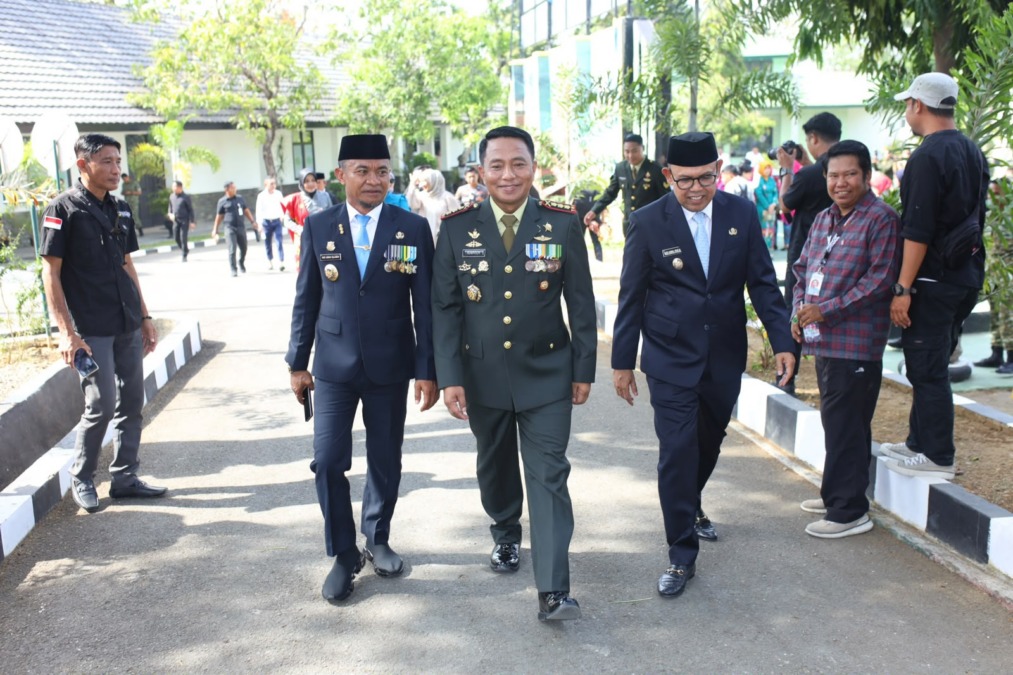 Kebersamaan Danrem 141/Toddopuli Kolonel Inf. Robinson Tallupadang dengan Bupati dan Wakil Bupati Bone seusai upacara HUT ke-81 TNI di Makorem 141/Toddopuli, Watampone, Senin (5/10/2026)