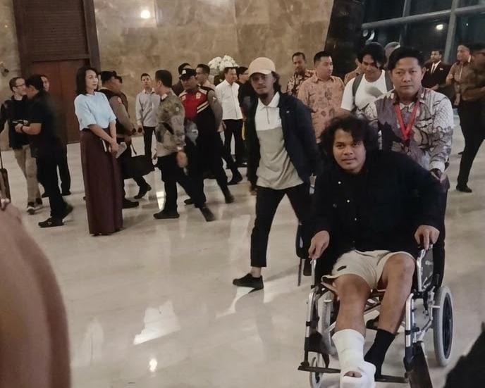 4 WNI ABK Kapal MT Honour 25 yang menjadi korban penyanderaan perompak Somalia tiba di bandara Soekarno Hatta, Selasa Malam (6/10).