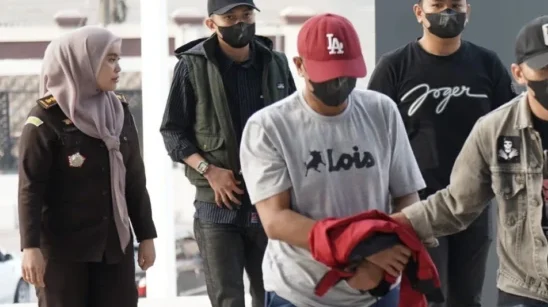 Hampir 8 tahun buron, AM tersangka korupsi Rp1,99 miliar akhirnya ditangkap tim gabungan Kejati Sulsel di Kepulauan Selayar.
