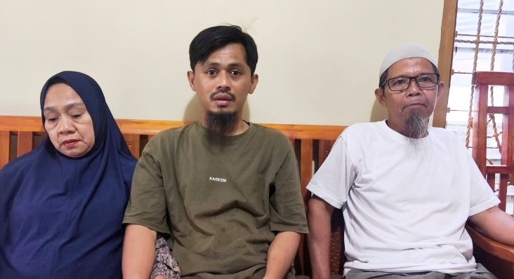 Kapten kapal MT Honour 25 Ashari Samadikun bersama kedua orang tuanya, Syamsuddin dan Siti Aminah