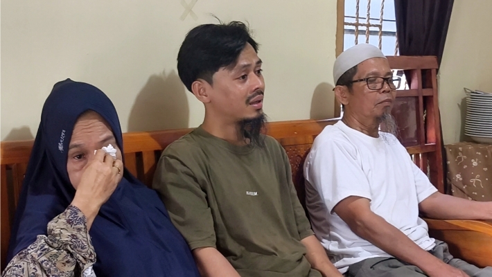 Kapten Kapal MT Honour 25, Ashari Samadikun diapit kedua orang tuanya, Syamsuddin dan Siti Aminah
