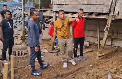 Bupati Bone Andi Asman Sulaiman meninjau program bedah rumah di Kecamatan Ponre untuk memastikan bantuan pemerintah menjangkau warga yang membutuhkan hunian layak.