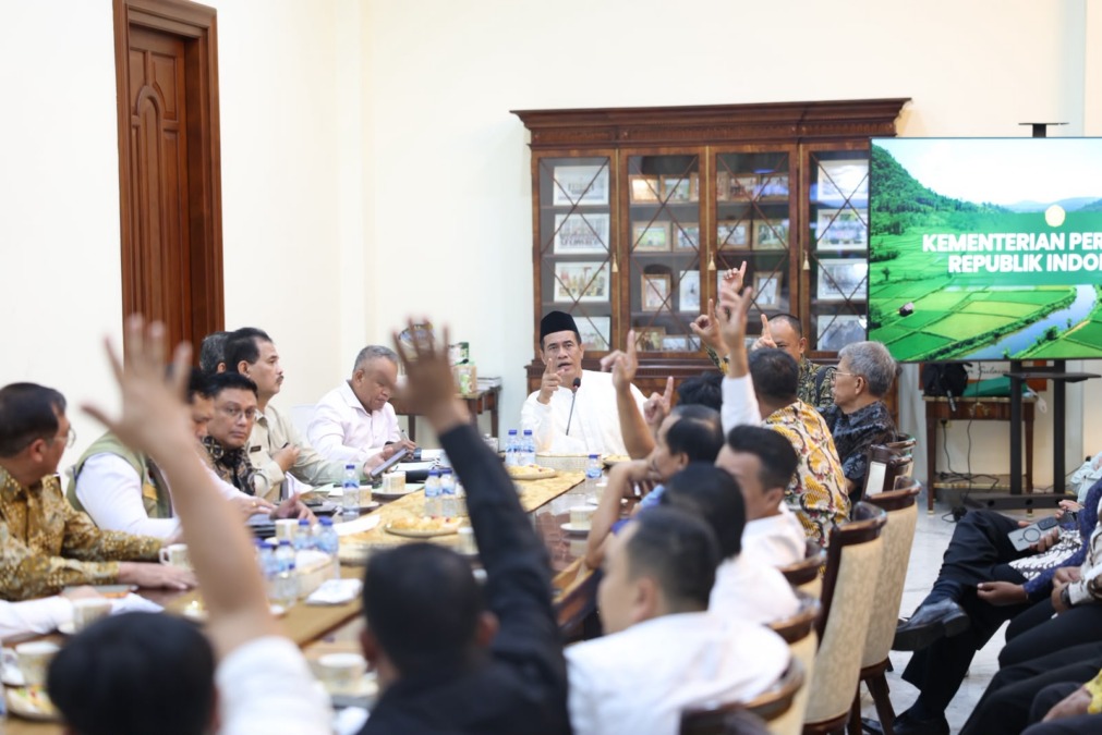 Menteri Pertanian Andi Amran Sulaiman bersama perwakilan peternak, koperasi, dan asosiasi peternakan di Jakarta, Jumat (9/10/2026)