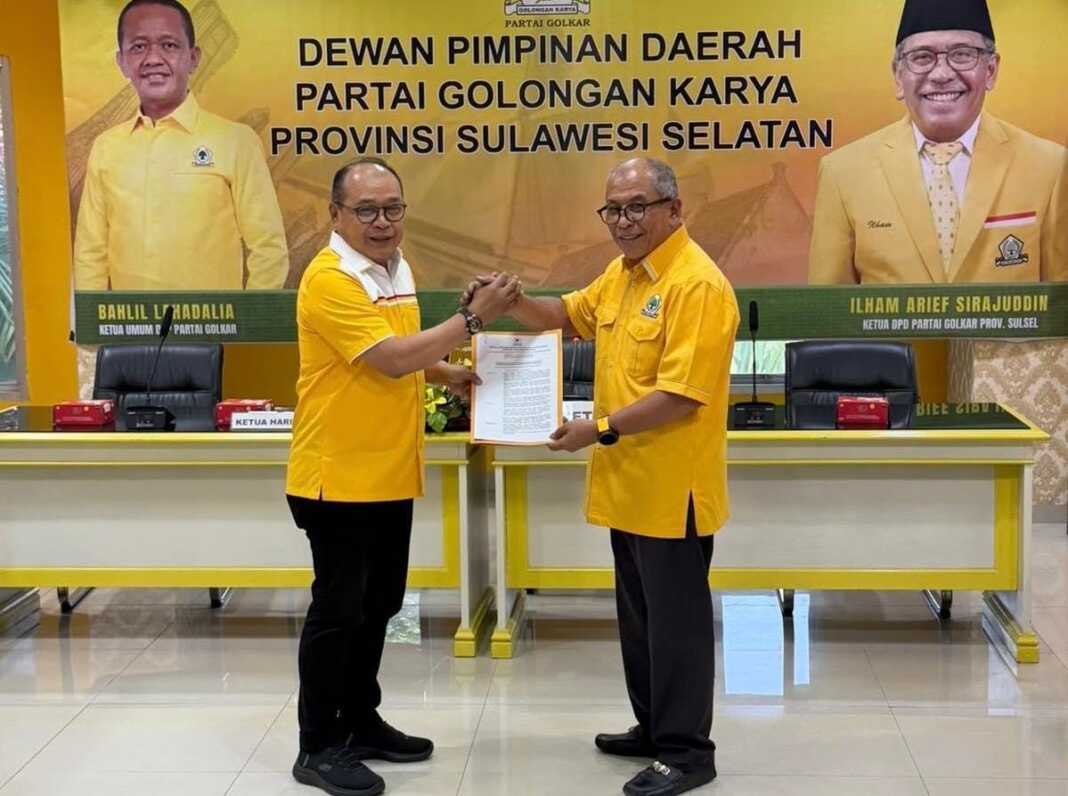 Ketua DPD I Golkar Sulsel Ilham Arief Sirajuddin menyerahkan SK Plt Ketua Golkar Makassar ke Ketua Harian Golkar Sulsel, Supriansa.