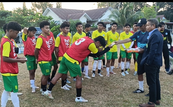 Manager Porprov PSSI Bone, Suardi Mappa, meminta pemain menjaga disiplin, kekompakan, dan semangat pantang menyerah demi mengejar medali emas Porprov Sulsel 2026.