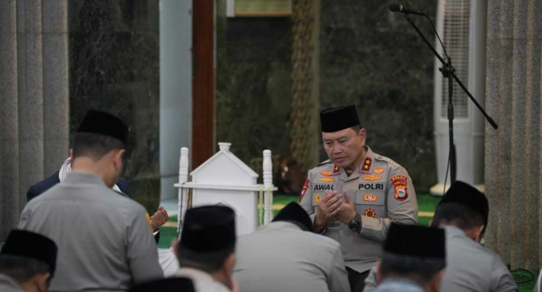 Kapolda Sulsel Irjen Pol. Dr. M. Awal Chairuddin bersama Pejabat Utama (PJU) Polda Sulsel melaksanakan Shalat Subuh berjamaah di Masjid Al-Markaz Al-Islam, Makassar, Sabtu (10/10/2026)