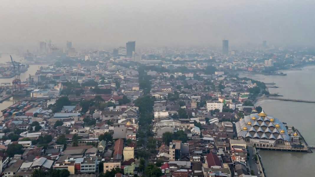 Kota Makassar berkabut polusi PM2.5 96,5 mikrogram