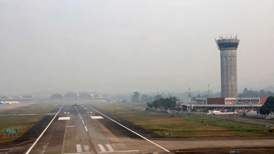 Kabut asap atau haze menyelimuti kawasan Bandara Internasional Sultan Hasanuddin di Kabupaten Maros
