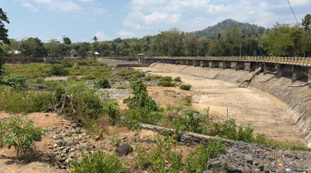 BPBD Maros menyebut bantuan air bersih perlu diajukan melalui pemerintah setempat. Warga BTN Asabri 1 mengaku membeli air galon Rp 600 ribu sebulan.