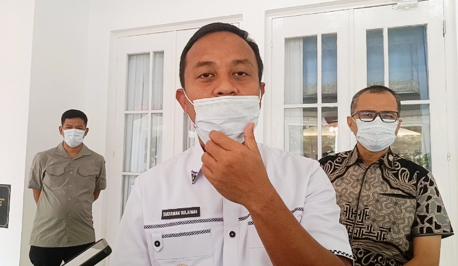 Gubernur Sulsel Andi Sudirman Sulaiman memberikan keterangan pers di rumah jabatannya