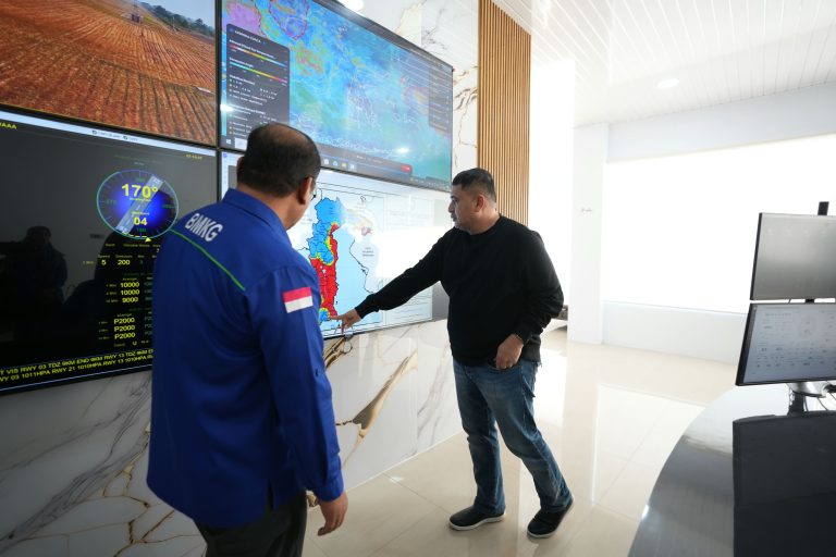 Wali Kota Makassar Munafri Arifuddin alias Appi memantau kondisi cuaca dan kualitas udara di kantor BMKG Sultan Hasanuddin