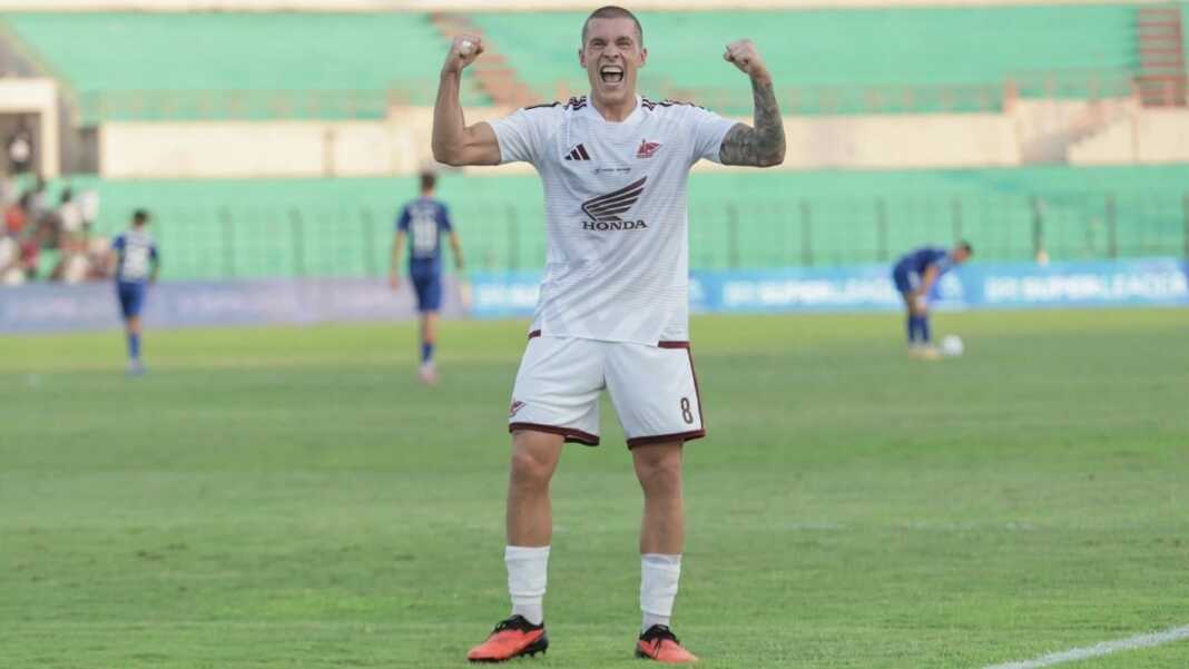 PSM menang 2-1 atas PSIM dalam laga tanpa penonton melalui gol Fahrul Aditia dan Jevtoski serta kartu merah Dusan Lagator pada pekan kelima BRI Super League 2026/2027 di Stadion Sultan Agung, Bantul, Jumat (16/10/2026)