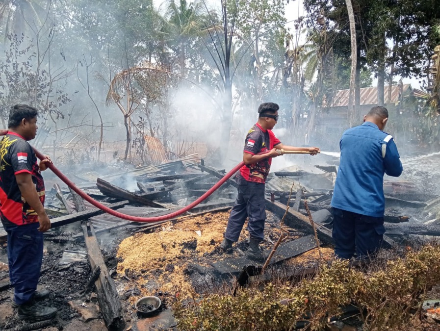 Kebakaran rumah panggung di Desa Walenreng, Kecamatan Cina, Kabupaten Bone