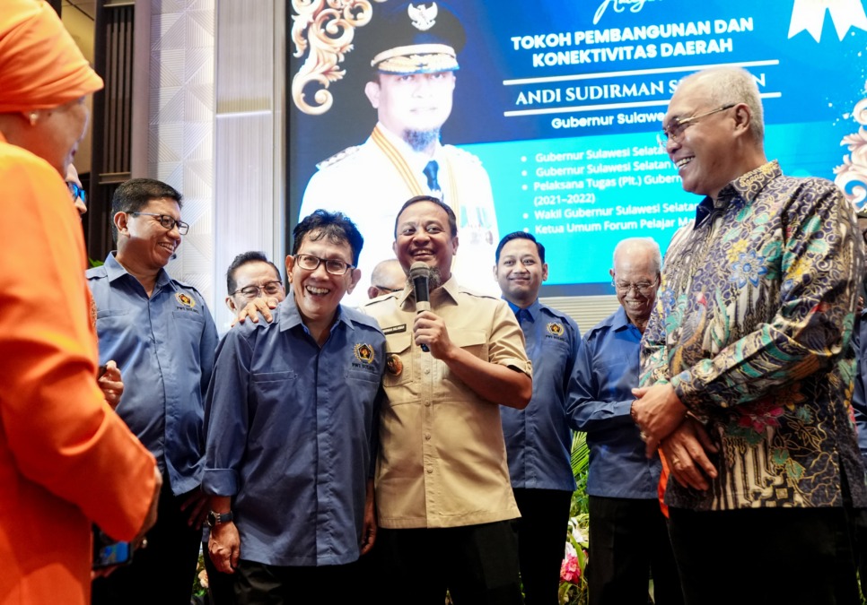 Gubernur Andi Sudirman Sulaiman menghadiri pelantikan pengurus PWI Sulsel dan menerima penghargaan