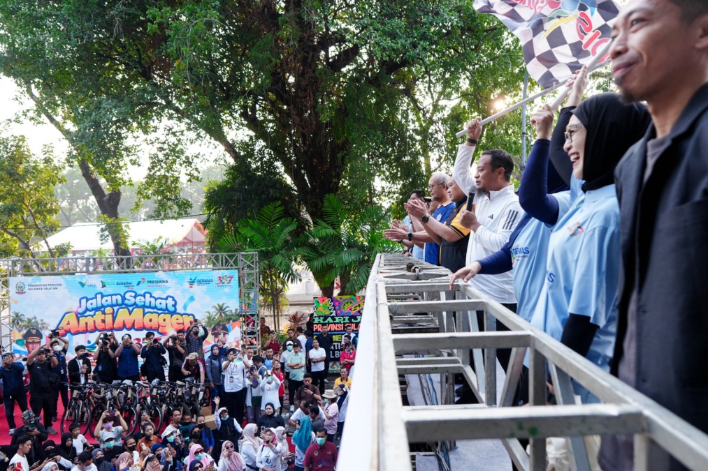 Sudirman Sulaiman melepas peserta Jalan Sehat Anti Mager dan Kirab Swasembada Pangan Sulsel di Makassar