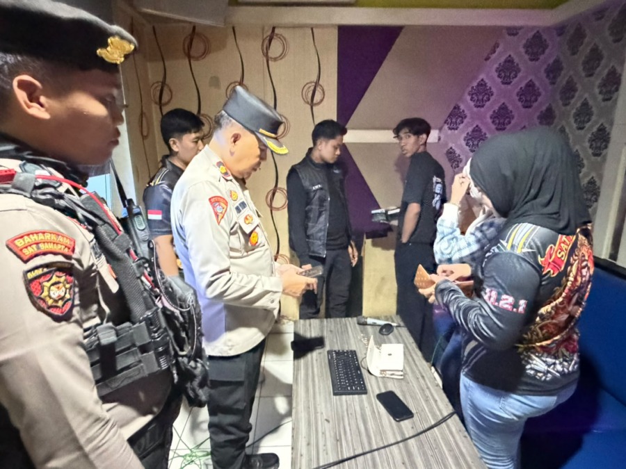 Personel Polres Bone melaksanakan operasi sarang narkoba di wilayah Kabupaten Bone