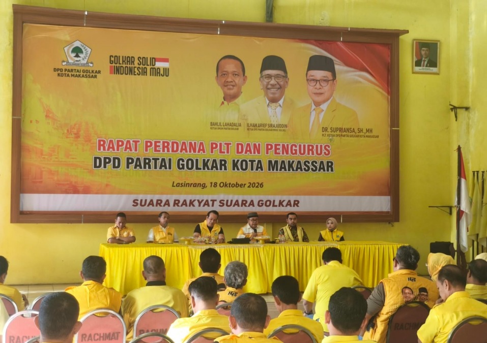 Rapat Perdana PLT Ketua Golkar Makassar dan pengurus DPD II Golkar Makassar di Sekretariat Golkar Makassar, Jalan Lasinrang, Makassar.