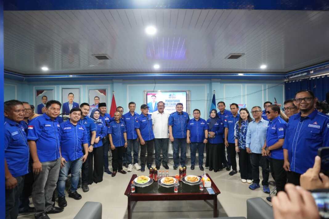Sebanyak 24 Dewan Pimpinan Cabang (DPC) Demokrat kabupaten/ kota se-Sulsel hadir mendampingi Appi saat mengembalikan formulir pendaftaran bakal calon Ketua DPD Demokrat Sulsel, Minggu (18/10/2026