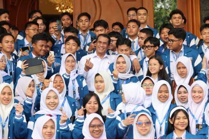 Mentan Amran memotivasi lebih dari 100 ketua OSIS peserta ISLC XV Universitas Indonesia untuk meraih kesuksesan melalui kerja keras, disiplin, karakter, dan kemandirian.