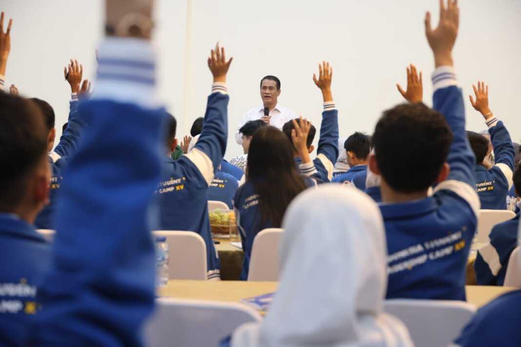 Mentan Amran memotivasi lebih dari 100 ketua OSIS peserta ISLC XV Universitas Indonesia untuk meraih kesuksesan melalui kerja keras, disiplin, karakter, dan kemandirian.