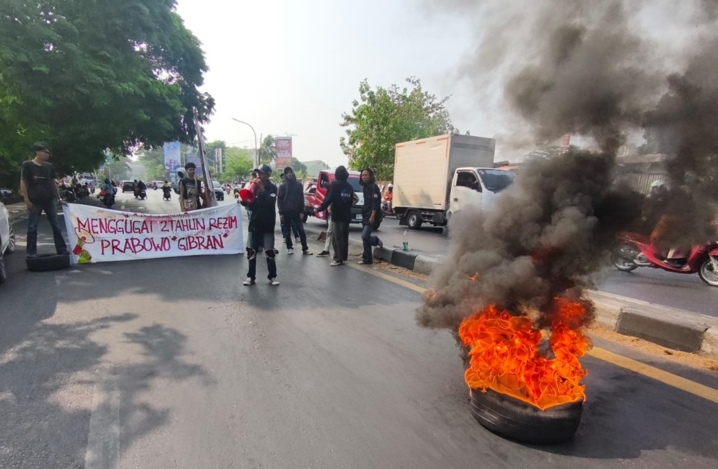 Delapan anggota Komite Aksi Mahasiswa Rakyat Indonesia (KAMRI) menutup jalan Alauddin dengan membakar ban bekas.