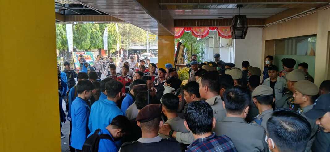 Demo mahasiswa Unismuh membawa tiga tuntutan di kantor sementara DPRD Provinsi Sulawesi Selatan, Selasa (20/10/2026), diwarnai saling dorong dengan Satuan Polisi Pamong Praja (Satpol PP)