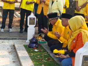 Ketua DPD I Golkar Sulsel Ilham Arief Sirajuddin bersama pengurusnya berziarah di makam salah satu pendiri Golkar Sulsel, HM Jasin Limpo