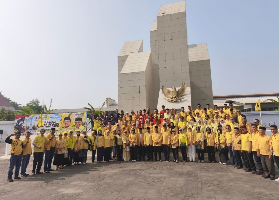 Pengurus DPD I Golkar Sulsel dan DPD II Golkar Makassar berfoto bersama di Monumen TMP Panaikang