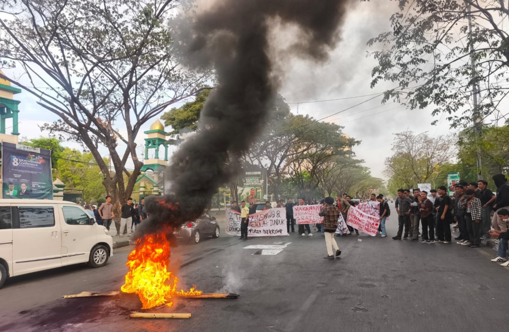 Aliansi Mahasiswa UMI menggelar aksi unjuk rasa di depan kampusnya, Jalan Urip Sumoharjo, Makassar.