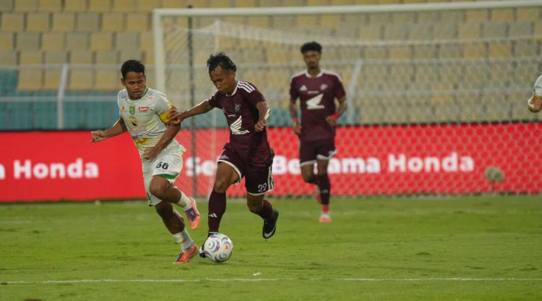 PSM Makassar tundukkan Persebaya 1-0 via gol bunuh diri Yuran Fernandes dan aksi heroik Muhammad Ardiansyah tepis dua penalti Alex Martins di injury time.