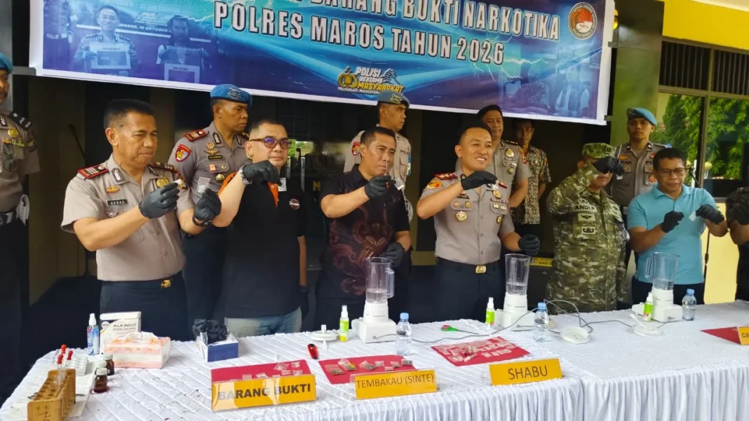 Polres Maros memusnahkan barang bukti narkotika yang diperkirakan dapat menyelamatkan 100 orang, modus peredarannya lewat akun medsos palsu.
