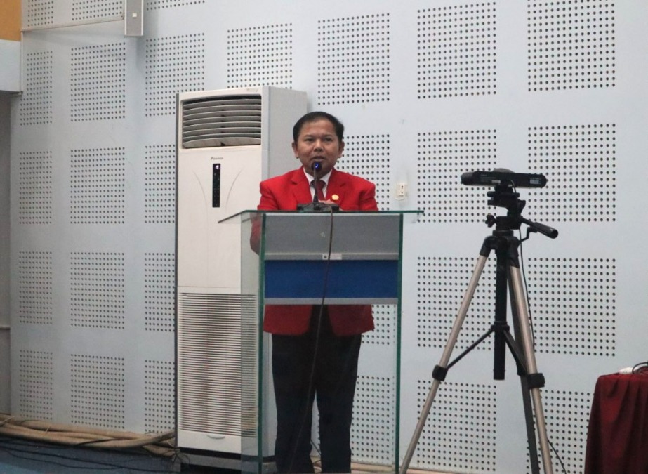 Prof. Sukri Palutturi dalam sambutannya mengajak lulusan Pascasarjana Unhas menjaga arah, beradaptasi, dan terus belajar seperti air sungai saat yudisium Periode Wisuda Oktober 2026 Sekolah Pascasarjana Unhas