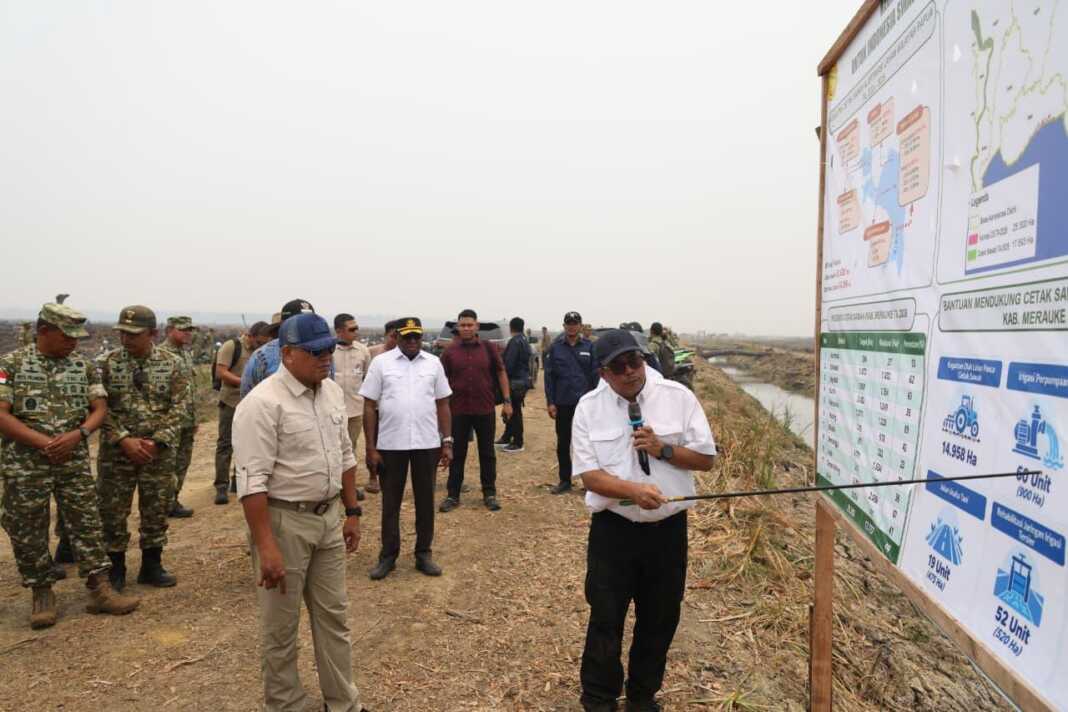 Wakil Menteri Pertanian Muhammad Saleh Mustafa dalam program Cetak Sawah Rakyat (CSR) saat meninjau lahan di Desa Muram Sari, Distrik Semangga, Merauke, Papua Selatan pada Sabtu (24/10/2026)