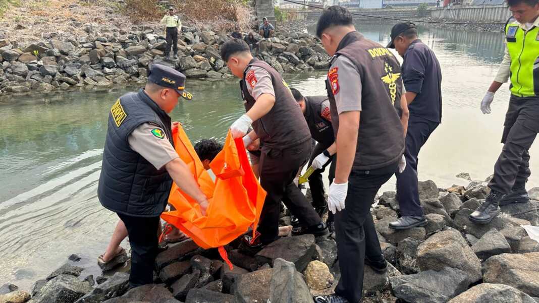 Tim Biddokkes Polda Sulsel mengevakuasi mayat tanpa Identitas di area kanal Center Point of Indonesia (CPI), Kecamatan Tamalate, Kota Makassar, Senin (26/10/2026) pagi.